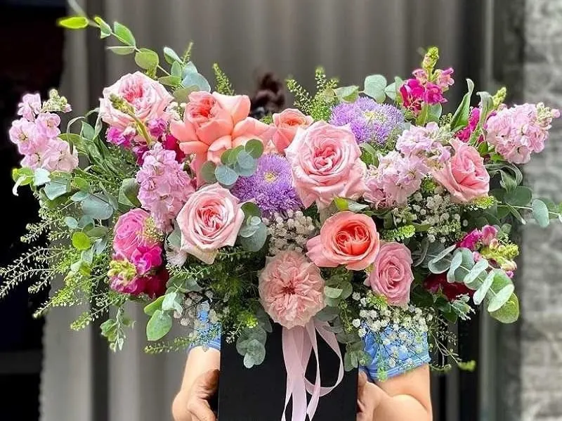 Một giỏ hoa hồng đỏ rực rỡ dành tặng người yêu nữ