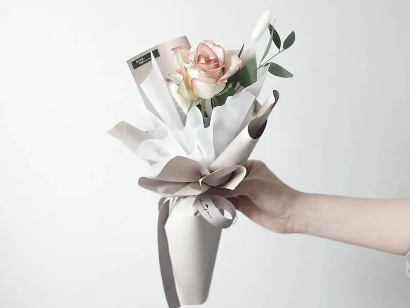 Bó hoa hồng 1 bông đơn giản nhưng đầy sáng tạo tặng sinh nhật