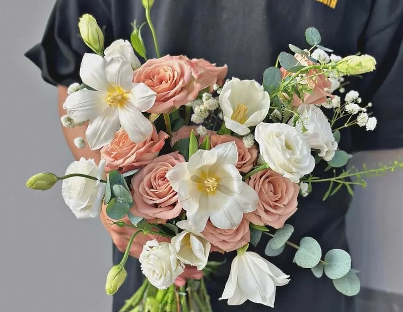 Bó hoa cưới tulip trắng mix hoa hồng Capuchino phù hợp concept tiệc Rustic