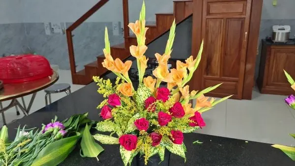 Hoa hồng đỏ kết hợp với hoa lay ơn vàng tạo nên tác phẩm trưng bàn thờ tổ tiên cực đẹp mắt.