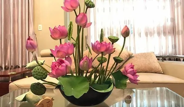 Mẫu cắm hoa sen để bàn đẹp và mang đến giá trị phong thủy tích cực.