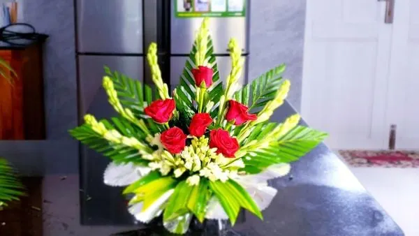 Tham khảo cách cắm hoa hồng bàn thờ đỏ cực xinh xắn.