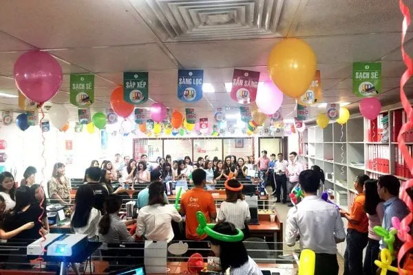 Phong cách trang trí trẻ trung cho dịp 20/10 tại các công ty có văn hóa trẻ.
