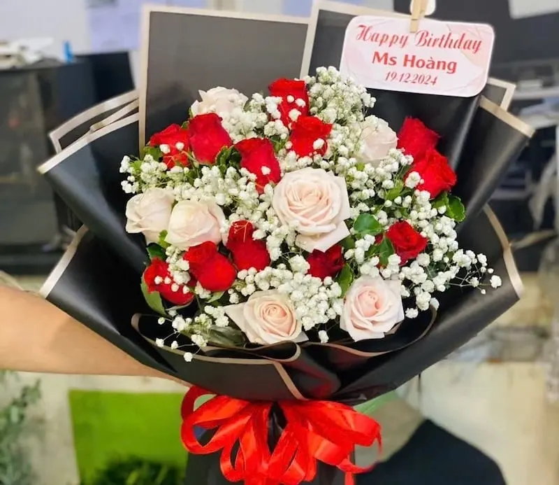 Bó Hoa Hồng Mix Màu - HBD277 được thiết kế từ: 10 Cành Hoa Hồng Đỏ, 10 Cành Hoa Hồng Pastel