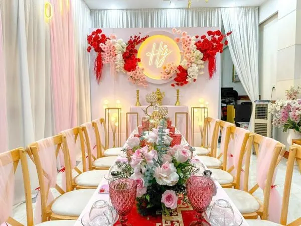 Mẫu trang trí bàn gia tiên đám cưới nhẹ nhàng, đáng yêu và tinh tế với tông hồng đỏ chủ đạo