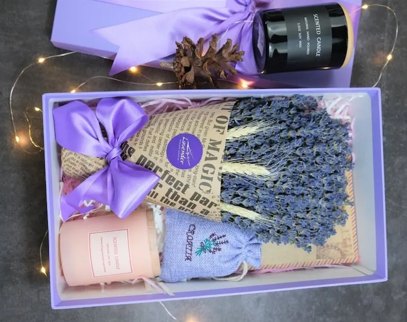 Bó lavender khô gói giấy báo, mang hương thơm ký ức và sự gắn bó lâu dài.