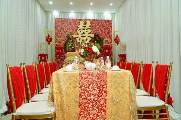Trang trí bàn gia tiên với gam màu vàng - đỏ chủ đạo. Hai sắc màu của sự quyền lực và may mắn.