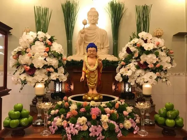 Phong cách trang trí lễ đài Phật Đản tại gia đầu tư và cầu kỳ với rất nhiều hoa quả tươi.