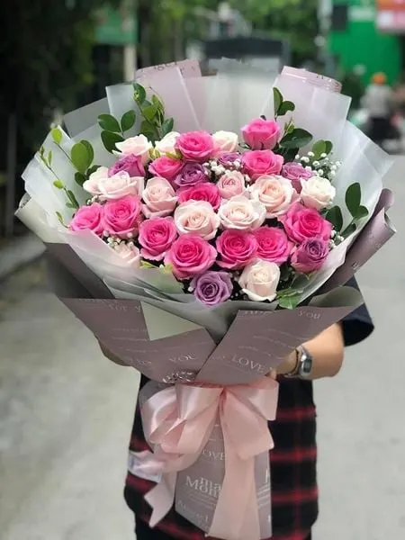 Một bó hoa hồng nhiều sắc màu ngọt ngào dành cho những người phụ nữ đáng trân trọng của chúng ta trong dịp 20/10
