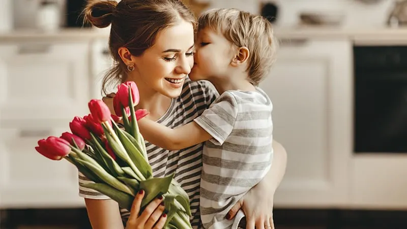 Bó hoa tươi tặng mẹ nhân ngày sinh nhật, thể hiện tình mẫu tử thiêng liêng và lời yêu thương sâu sắc.