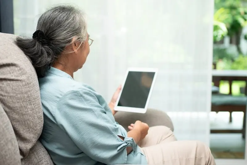 Quà tặng công nghệ hiện đại và hữu ích cho người lớn tuổi