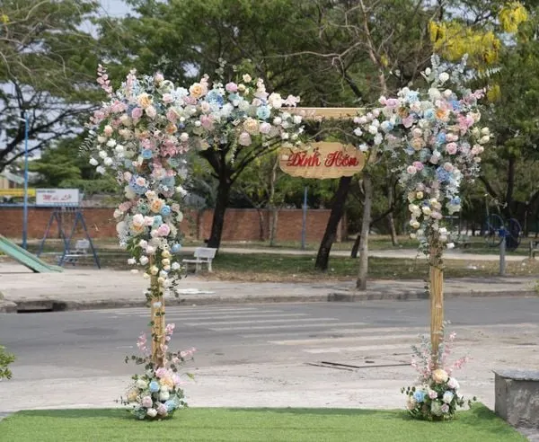 Chiếc cổng cưới bằng hoa lụa màu pastel.