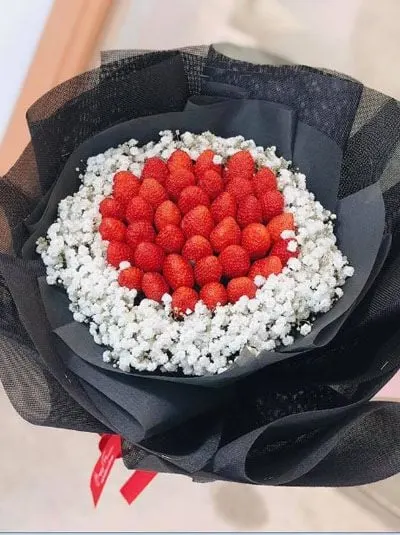 Bó hoa dâu tây đáng yêu