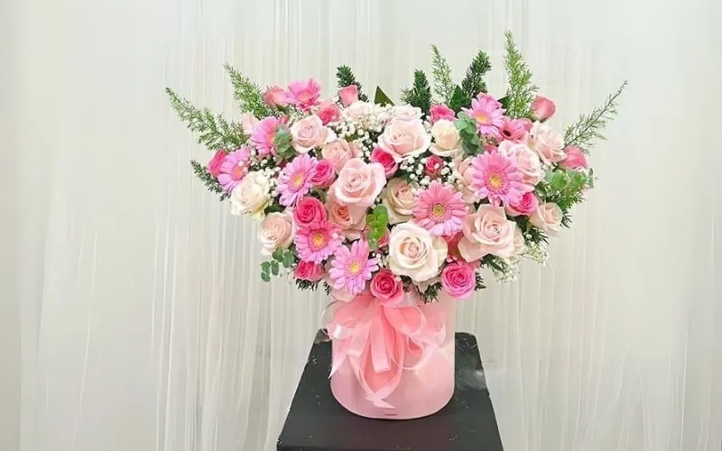 Mẫu giỏ hoa sinh nhật mix hoa hồng và đồng tiền tone trắng hồng tiểu thư, sang chảnh