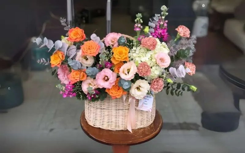 Giỏ hoa cát tường phối màu nhẹ nhàng