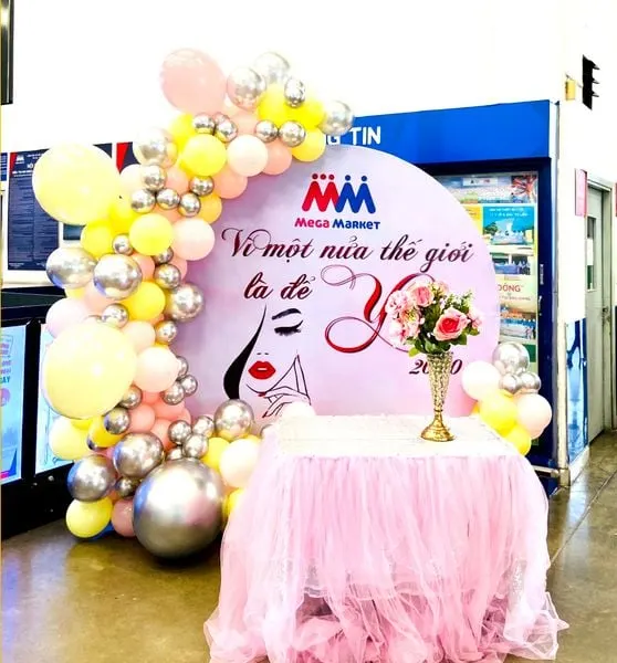 Tham khảo phong cách trang trí đơn giản nhưng vẫn bắt mắt cho khu vực tiếp khách hàng.
