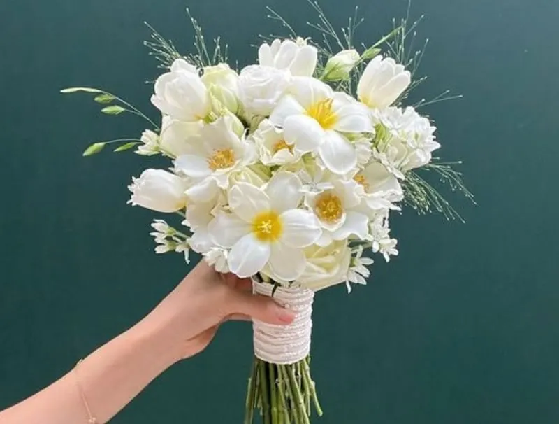 Hoa cưới tulip trắng mix hoa cúc tana dịu dàng, mộc mạc