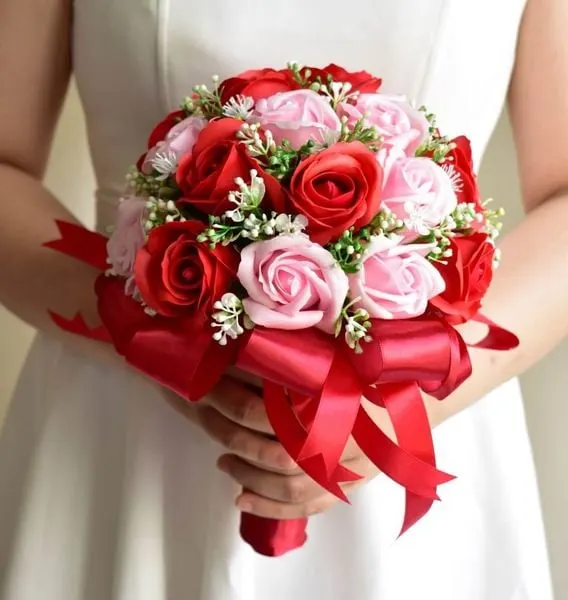 Hoa cưới cầm tay hoa hồng đỏ mix với hoa hồng