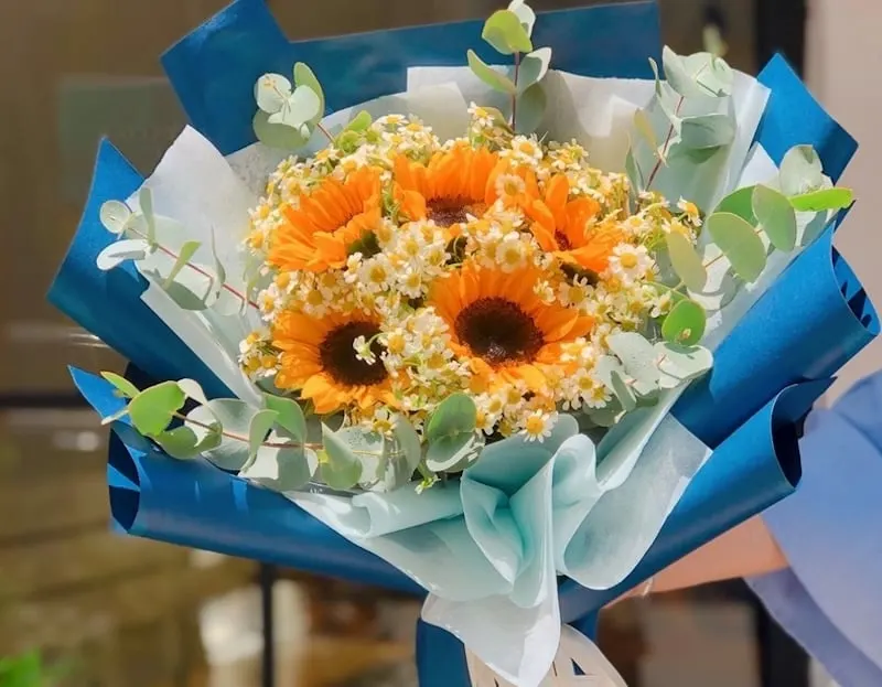 Bó hoa hướng dương rực rỡ tượng trưng cho tình bạn kiên cường và luôn hướng về nhau.