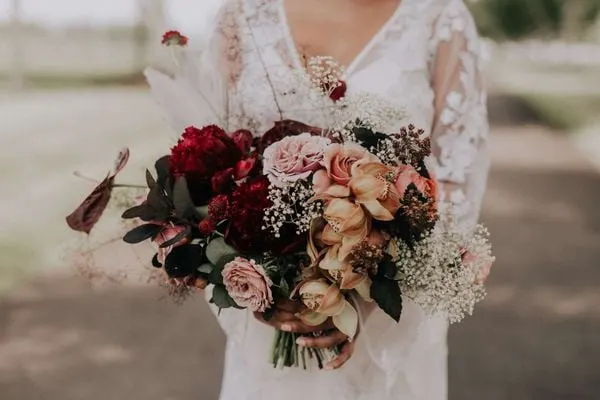 Hoa cưới cầm tay tone đỏ vintage