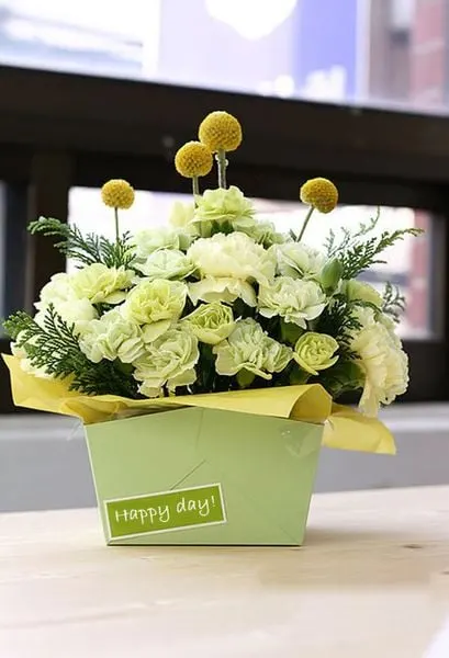 Gợi ý mẫu cắm hoa phăng vào hộp giấy để bàn mừng sinh nhật cực đáng yêu!