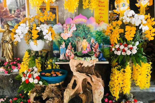 Cách trang trí lễ đài ngày Phật Đản ngoài trời đặc sắc.