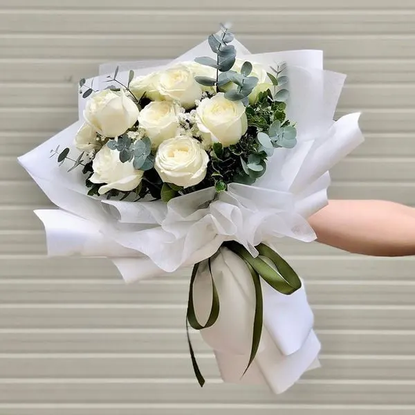 Bó hoa hồng trắng nhỏ đáng yêu và đầy tinh tế.
