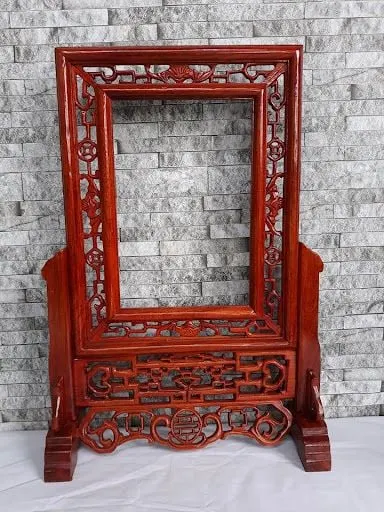 Một thiết kế khung ảnh thờ bằng gỗ vô cùng đơn giản và tinh tế.