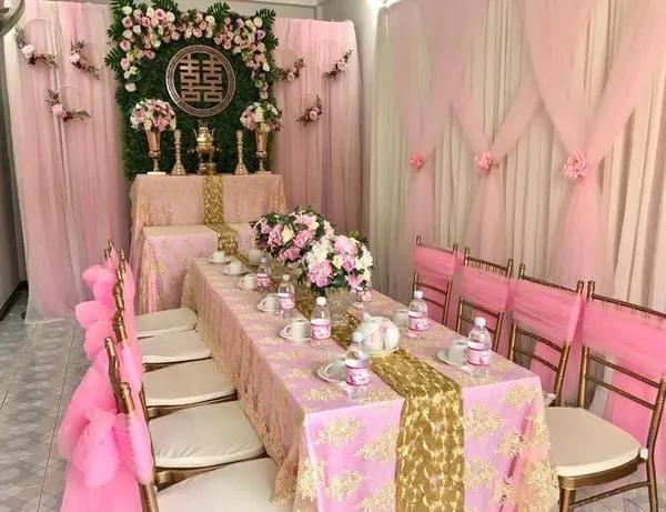 Hồng phấn cũng là một lựa chọn đáng yêu cho những cặp cô dâu chú rể trẻ trung, năng động.