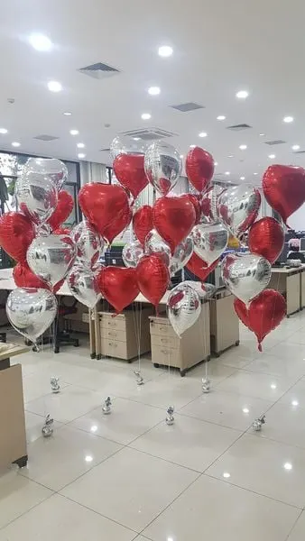 Bóng trái tim cũng là một trong những đạo cụ đáng yêu giúp không gian văn phòng ngày 20/10 xinh xắn hơn.
