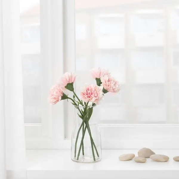 Phong cách cắm hoa phăng này tuy đơn giản nhưng lại rất tinh tế và nên thơ.