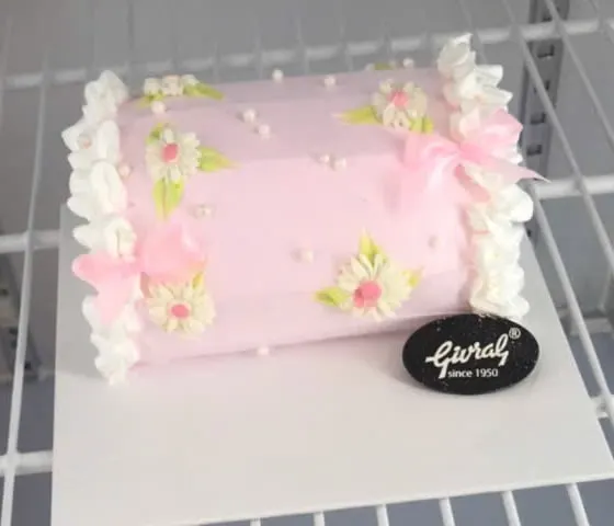 Bánh Kem Strawberry Log Givral