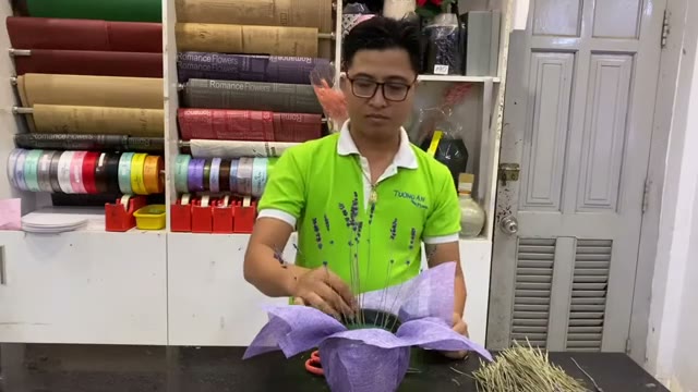 Bước 3: Cắm phủ các mặt — cắm bình hoa lavender
