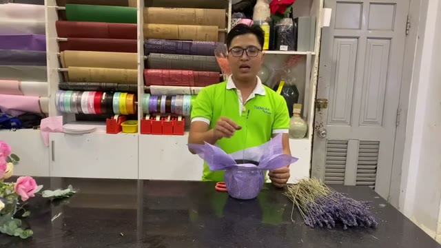 Bước 1: Chuẩn bị bình & cố định xốp — cắm bình hoa lavender