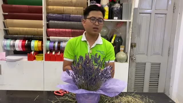 Bước 4: Lấp đầy khoảng trống — cắm bình hoa lavender