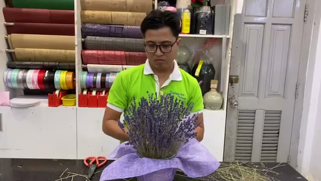 Bước 5: Hoàn thiện tổng thể — cắm bình hoa lavender