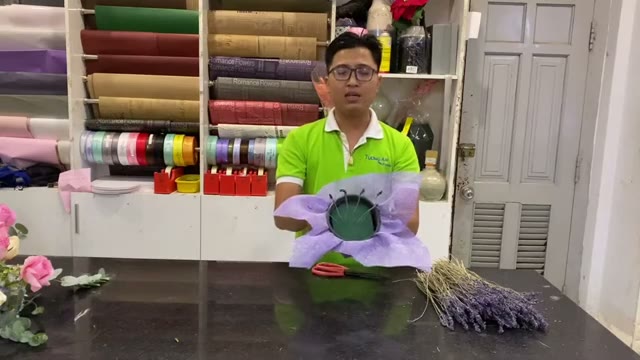 Bước 2: Định hình phom tròn — cắm bình hoa lavender