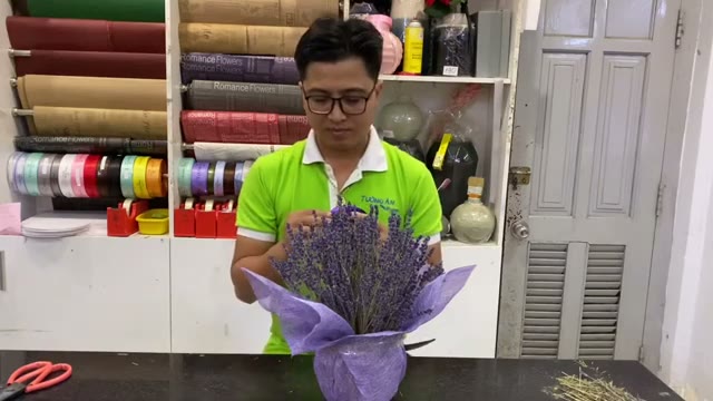 Bước 6: Làm nơ trang điểm — cắm bình hoa lavender