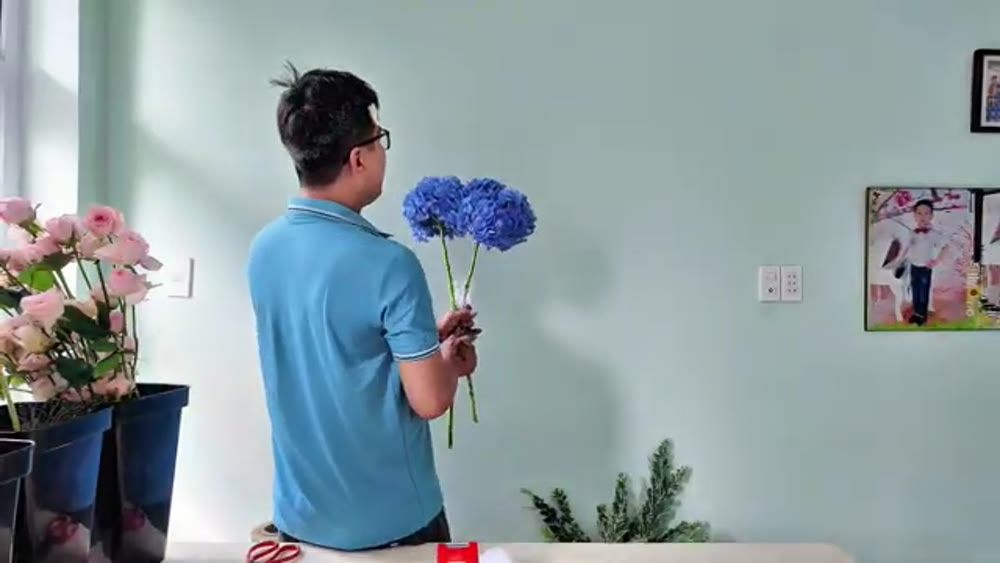 Bước 4: Đặt cành hoa vào hình chữ X