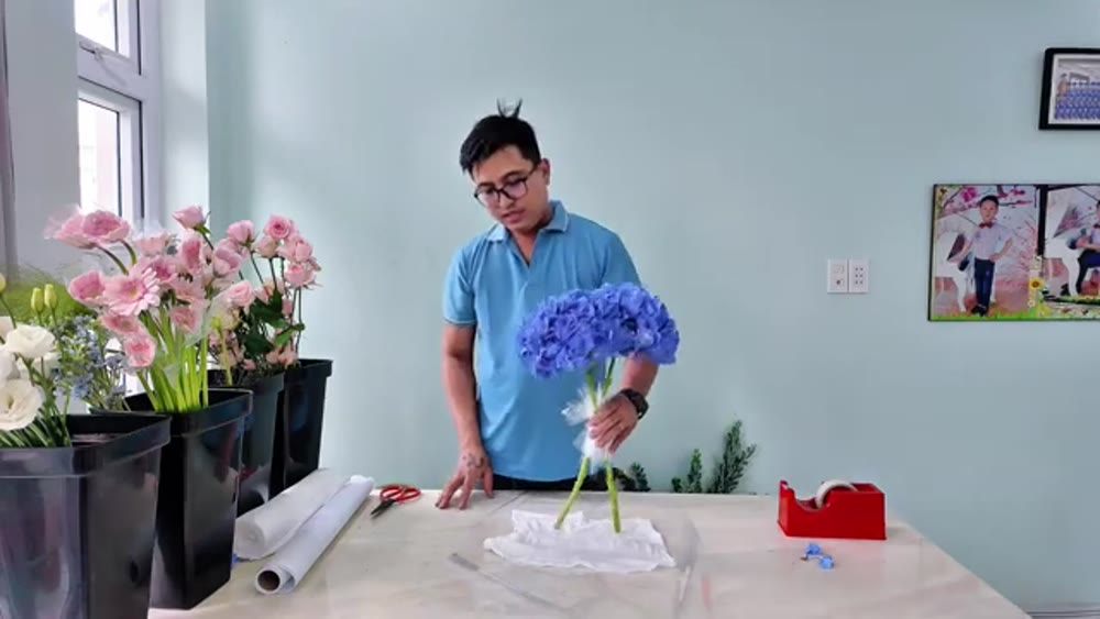 Bước 5: Bọc hoa bằng giấy