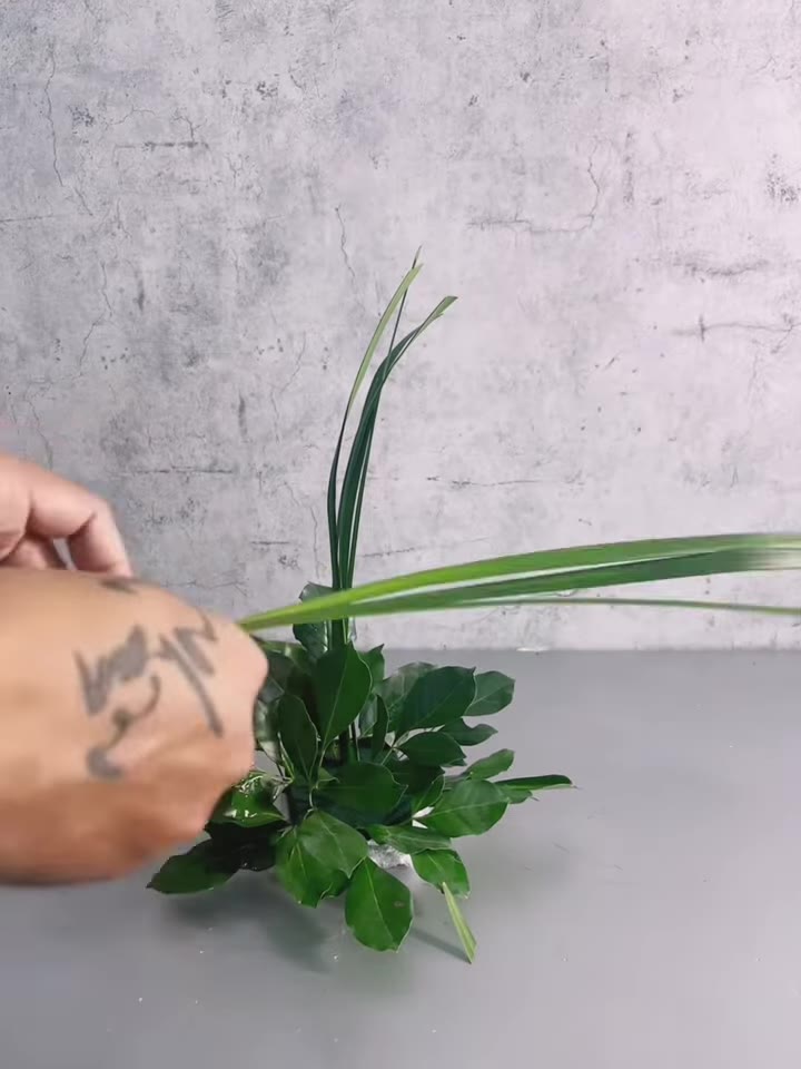 Bước 3: Tạo dáng với lá cỏ