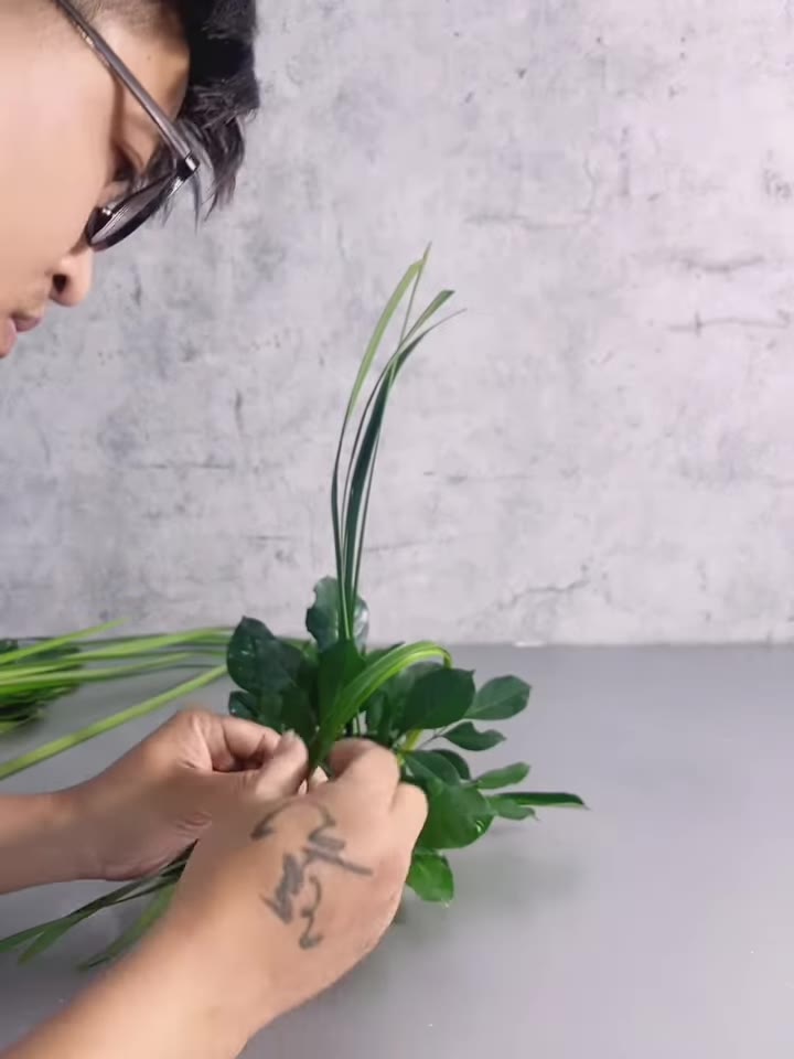 Bước 4: Xếp lá cỏ thành cầu vồng