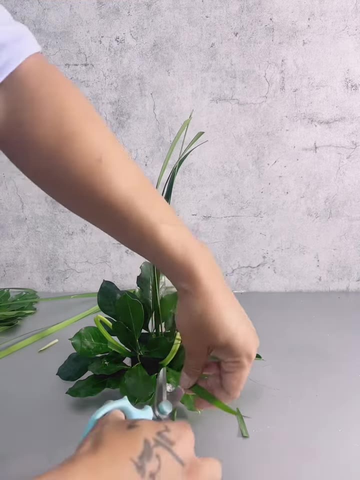 Bước 5: Cắm hoa cúc đầu tiên
