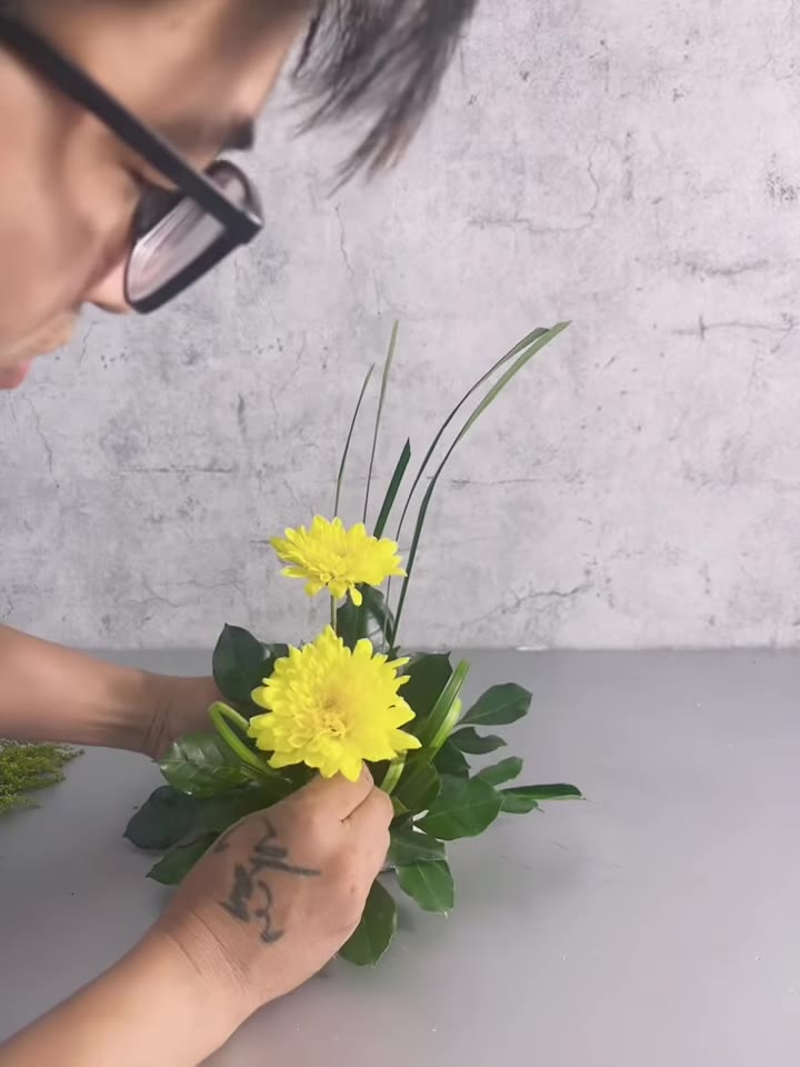 Bước 6: Cắm hoa cúc chiều cao thấp hơn