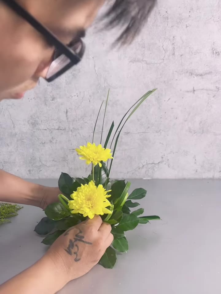 Bước 7: Thêm hoa cúc phía trái và phải