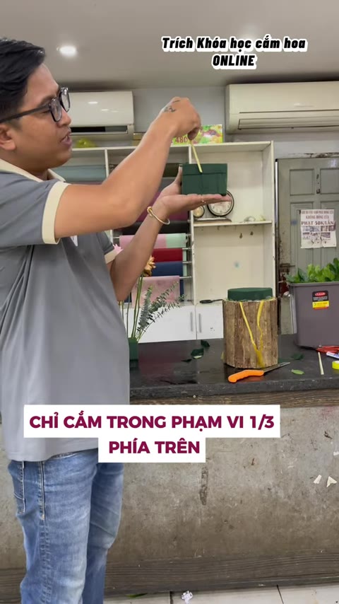 Bước 3: Cắm hoa đúng độ sâu