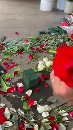 Bước 2: Cắm Cành Hoa Đầu Tiên