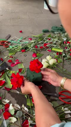 Bước 3: Cắm Những Cành Hoa Khác
