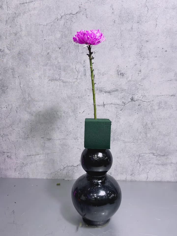 Bước 4: Cắm hoa cúc thứ hai