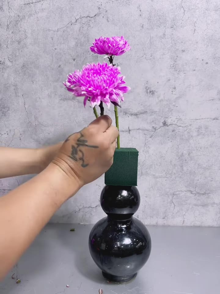 Bước 5: Cắm hoa cúc thứ ba